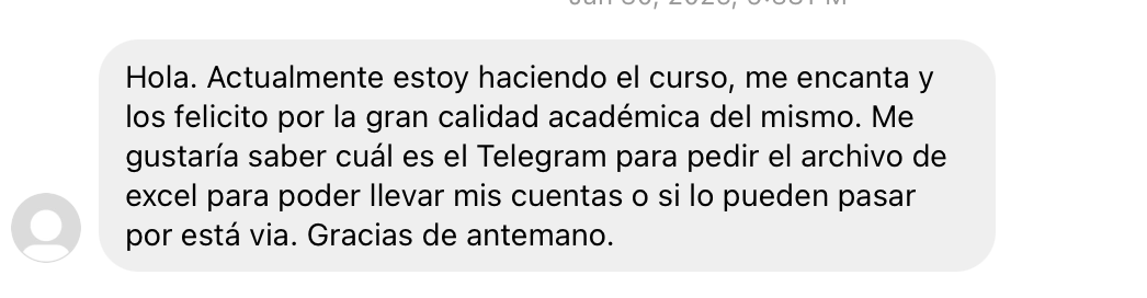Estudiante felicitando por la calidad academica